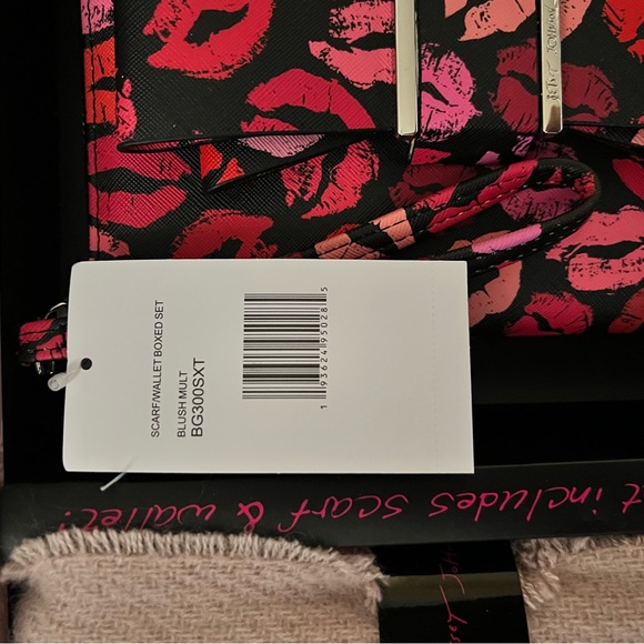 BETSEY JOHNSON Red Lips Bow Zip Around Wristlet Wallet Scarf Holiday Gift Set - Picture 9 of 9